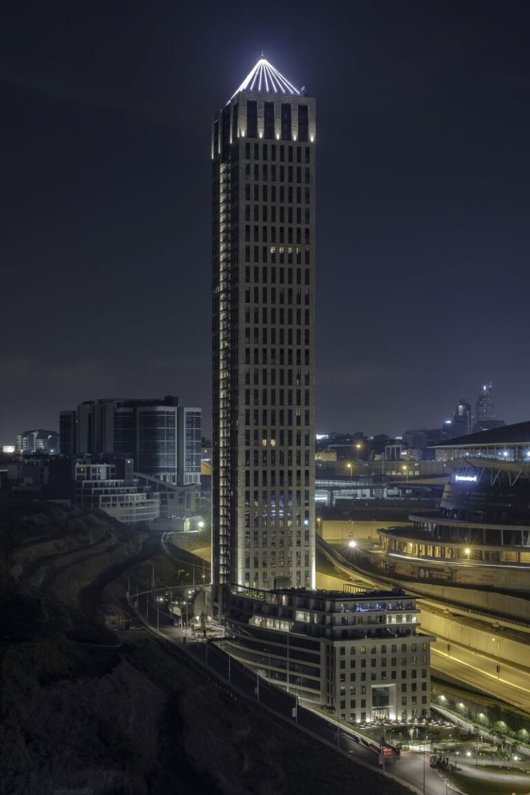 L&L Luce&Light, una torre di luce per Istanbul