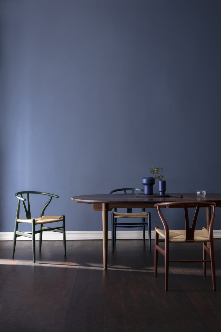 I 110 anni di Carl Hansen & Son e i nuovi colori della Wishbone Chair