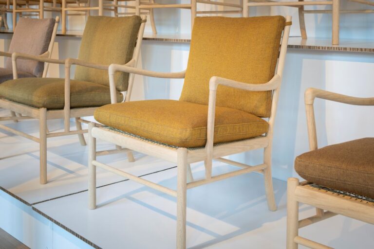 Carl Hansen & Son presenta la nuova OW149 con imbottitura Re-wool by Kvadrat