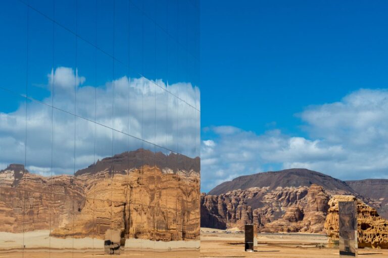 La sala concerti è uno specchio nel deserto