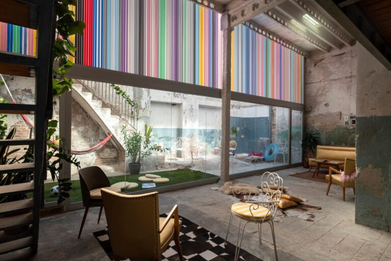 Una parete di colori celebra la diversità a Barcellona