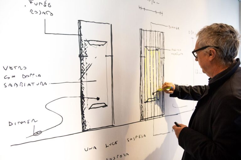 Lasospesa, la nuova lampada di Stefano Boeri per FontanaArte