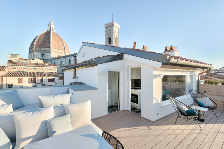 Déco firma la terrazza con vista su Firenze