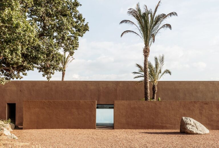 Villa RA, la casa che guarda il paesaggio mediterraneo
