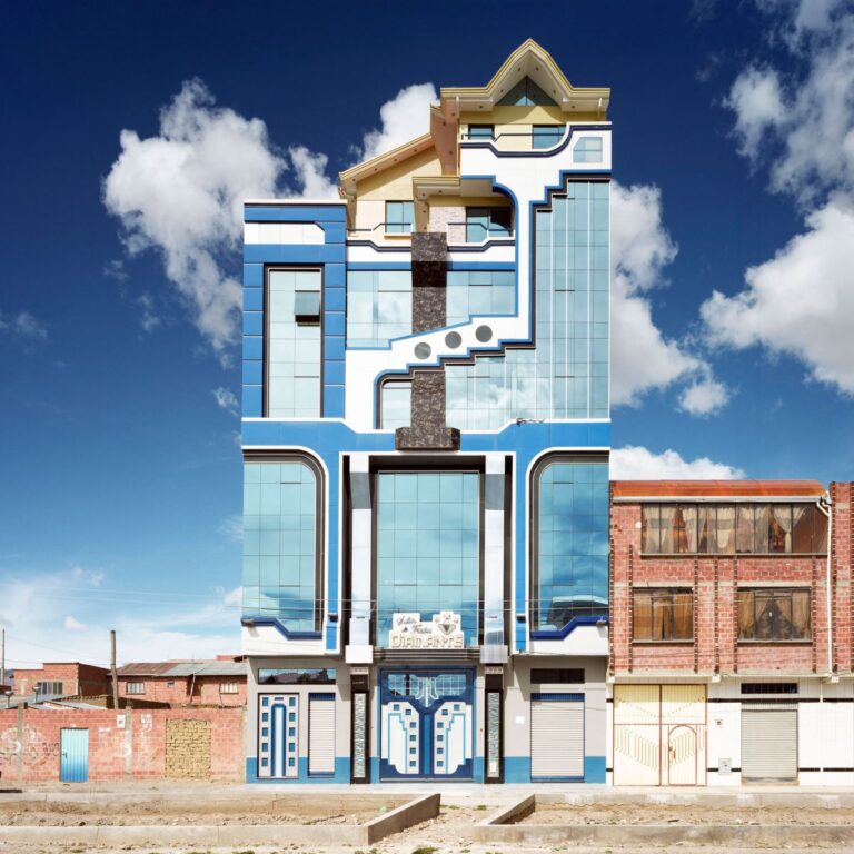 L’architettura immaginifica di Freddy Mamani in Colombia