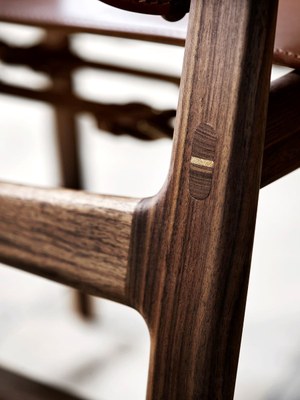 Huntsman-chair-BM1106-walnut-oil-cognac-saddleleather-detail-1.jpg