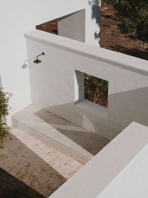 villa-cardo-studio-andrew-trotter-puglia-italy-residential-italian-white-houses_dezeen_2364_col_9.jpg