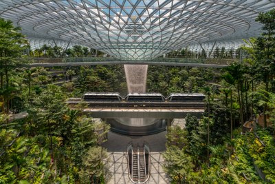 Head_to_the_South_Viewing_Deck_for_a_spectacular_view_of_Shiseido_Forest_Valley_and_HSBC_Rain_Vortex.jpg