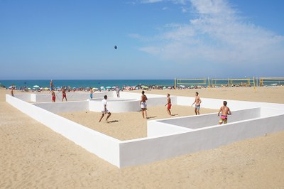 benedetto-bufalino-terrain-de-sport-sports-field-anglet-beach-france-designboom-06.jpg