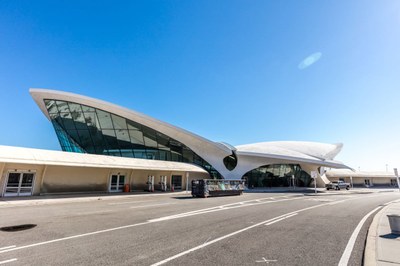 twa-hotel-eero-saarinen-interiors-jfk-airport-new-york-city-usa-max-touhey_dezeen_2364_col_8.jpg