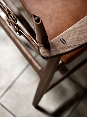 Huntsman-chair-BM1106-walnut-oil-cognac-saddleleather-detail.jpg
