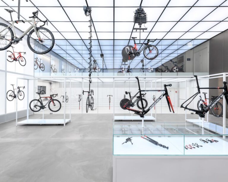 United Cycling Lab & Store, il tempio delle bici è bianco e hi-tech