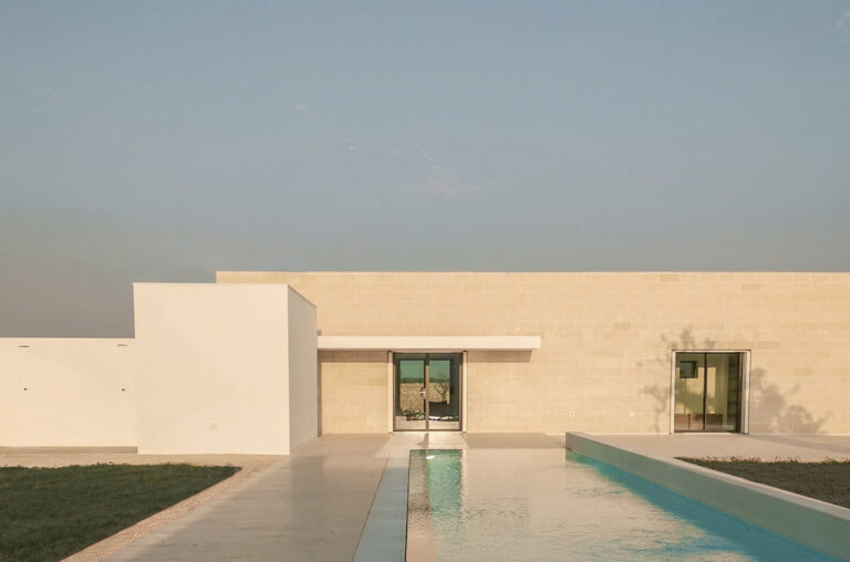 Casa SR, la nuova spazialità di una casa vacanze in Puglia