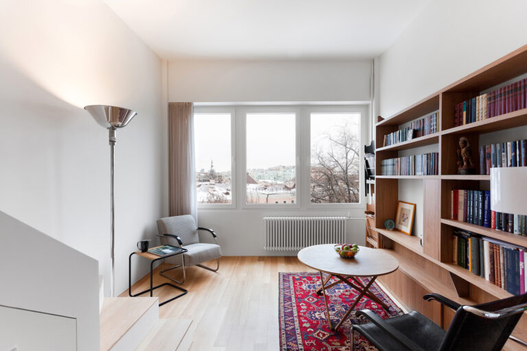 Mini Flat Moscow, 32 metri quadri di armonia e comfort grazie a Thonet