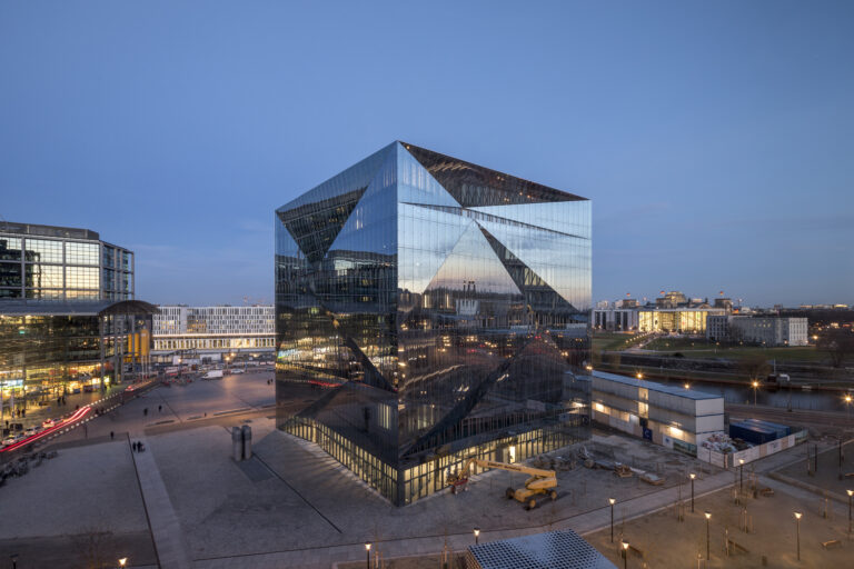 Cube Berlin, il cubo di specchi che affascina Berlino
