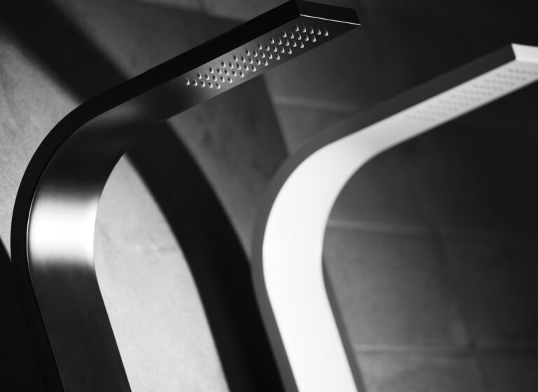 Damast, tendenza “black and white” per i pannelli doccia CRIO