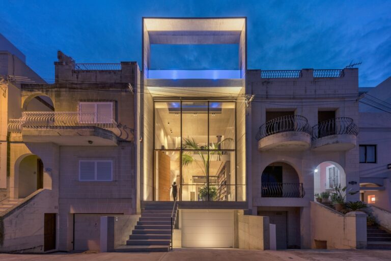L’attico con piscina di Architrend Architecture a Malta