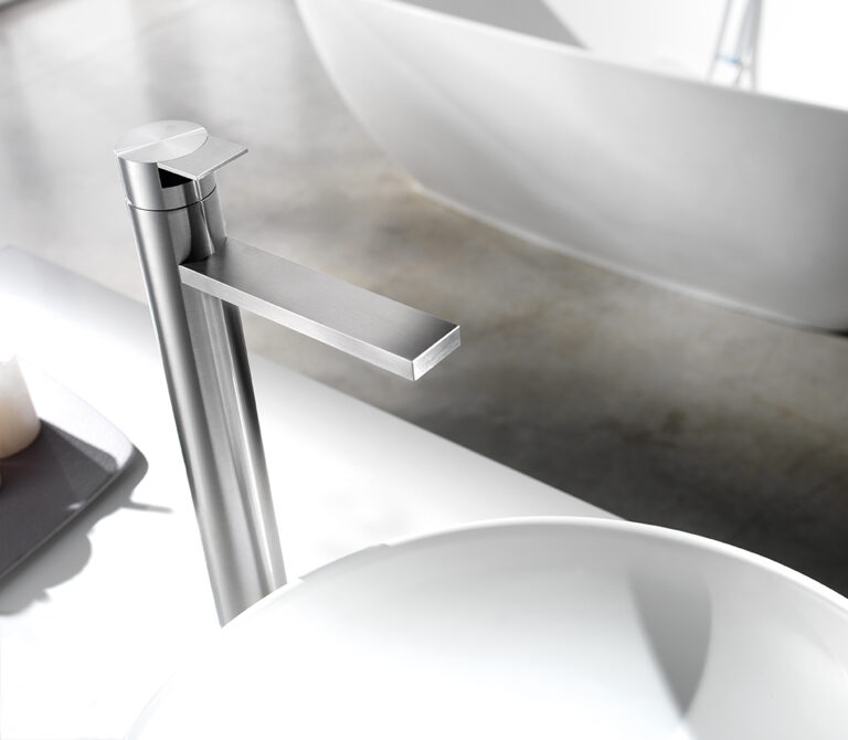 Linki presenta TEK, il rubinetto in acciaio inox per un bagno di carattere