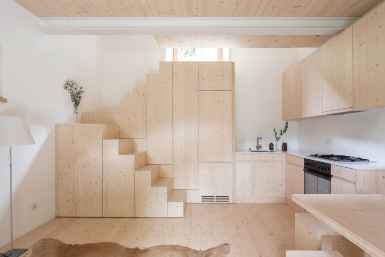 Casa Lucciola, una piccola casa sostenibile in Svizzera