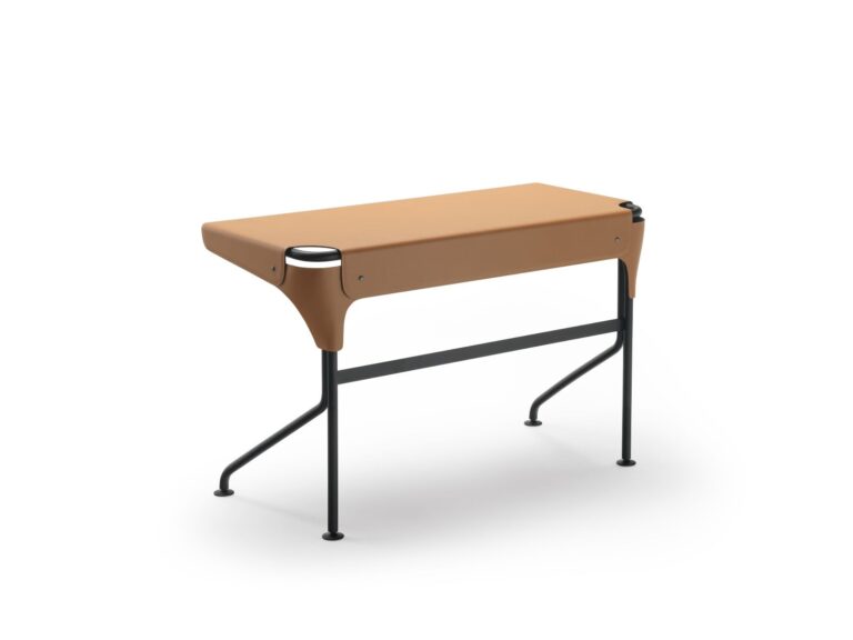 Tucano, the timeless writing desk by Zanotta for the smart working