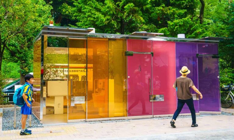 Tokyo Toilet, in Giappone i bagni pubblici sono “trasparenti”