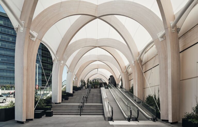 Chadstone Link, volte a crociera in legno per il passaggio pedonale a Melbourne