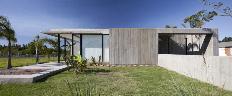 Closed House, a Buenos Aires la casa in bilico tra apertura e chiusura