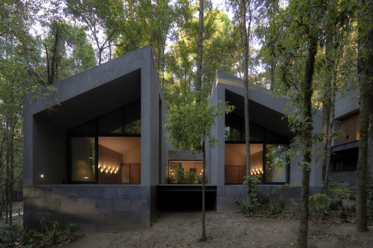 San Simon Cabins, il progetto in pietra vulcanica di Weber Arquitectos