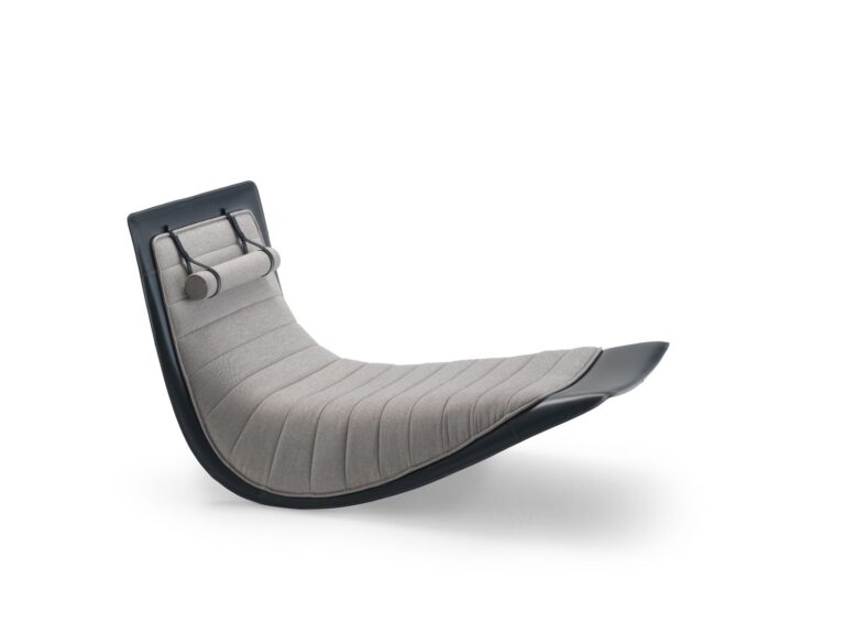 Rider, la nuova chaise loungue basculante di Zanotta