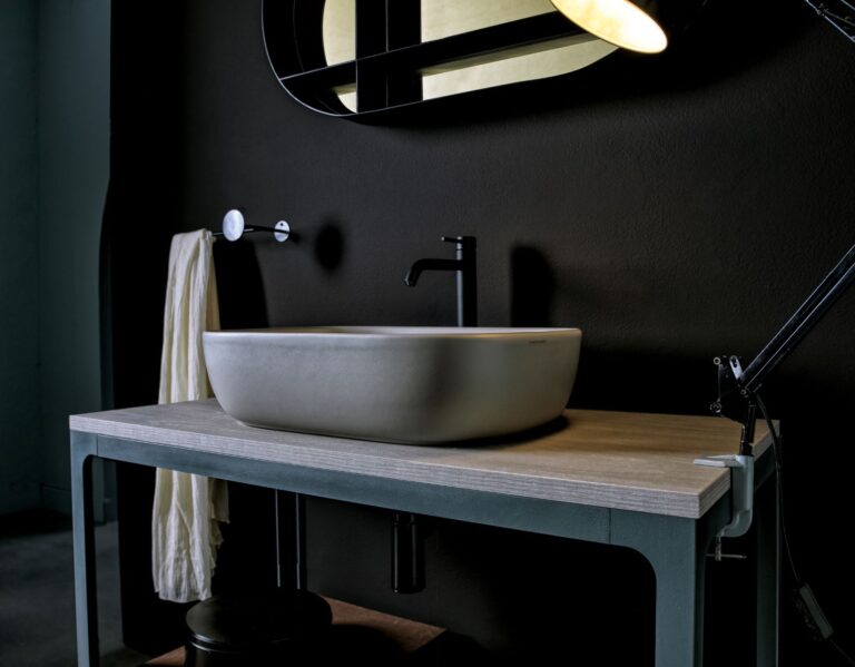 ABLE, leggerezza e funzionalità per il nuovo sistema bagno di Scarabeo
