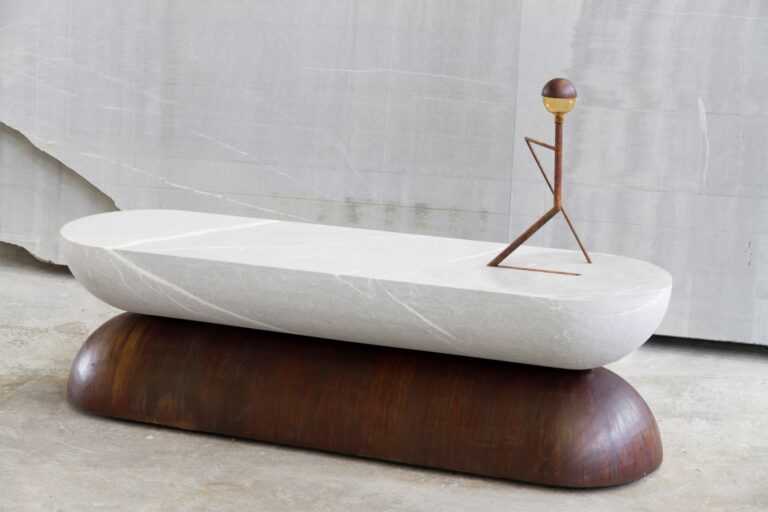 Julia Marmi presenta La Pirogue, il progetto di art design in Pietra Piasentina
