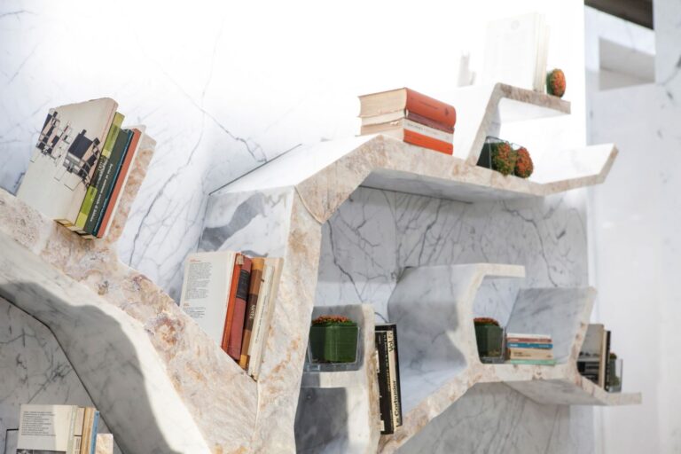 Tellus, l’albero diventa libreria (di marmo)