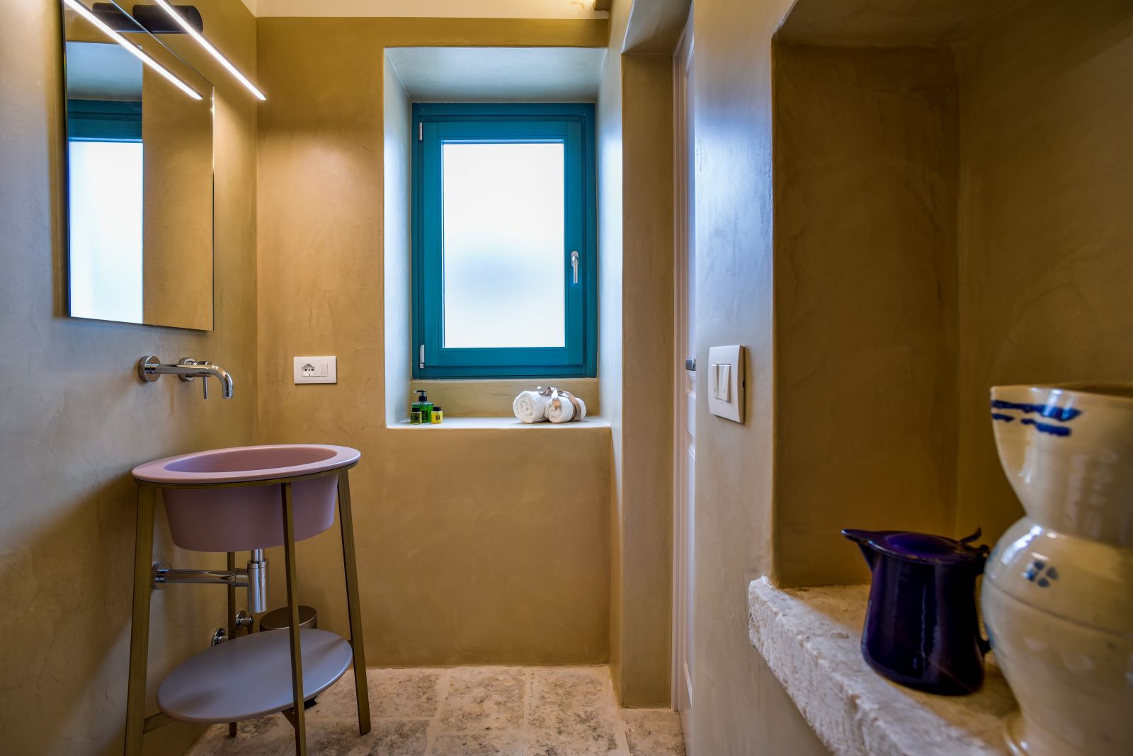 Borgo Aratico, Ceramica Cielo furnishes the bathrooms of the farmhouse