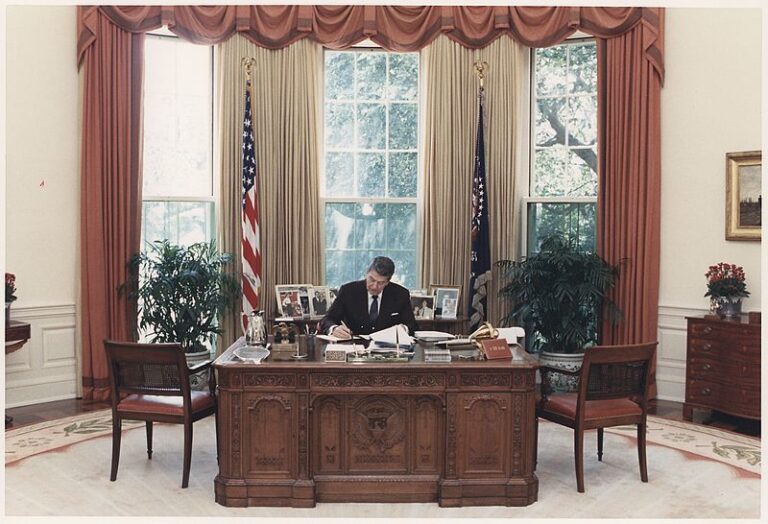 Resolute Desk, storia di una scrivania americana