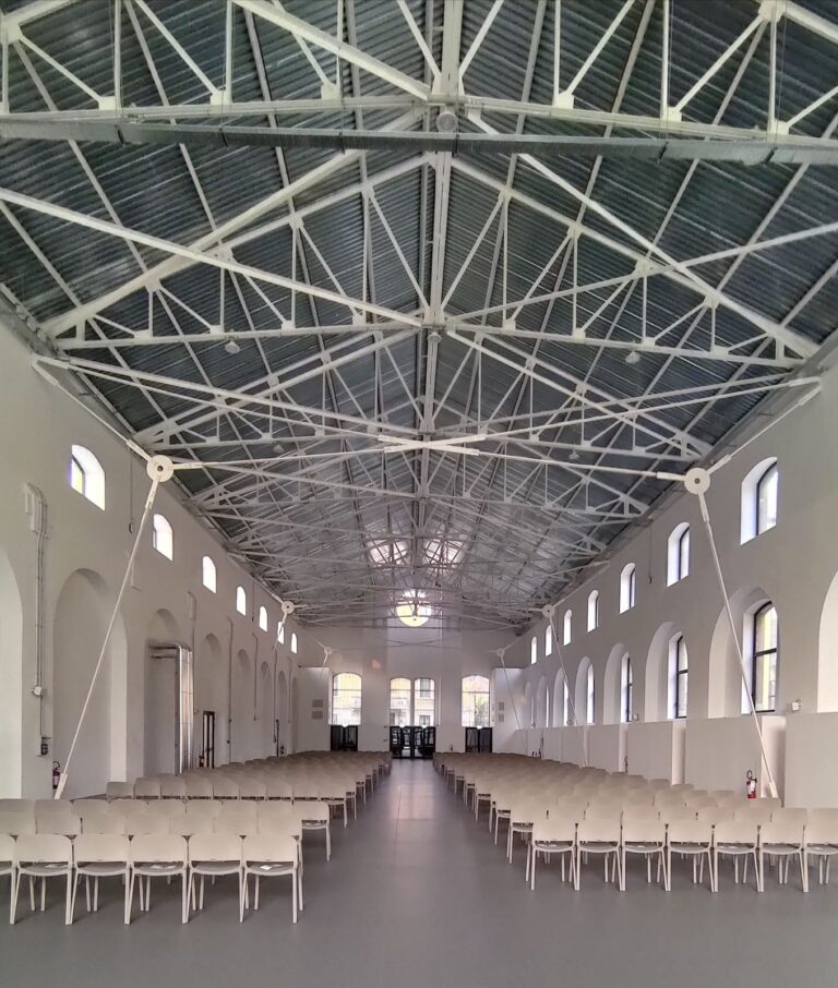 Pedrali per l’ADI Design Museum, le sedute Dome allestiscono la galleria