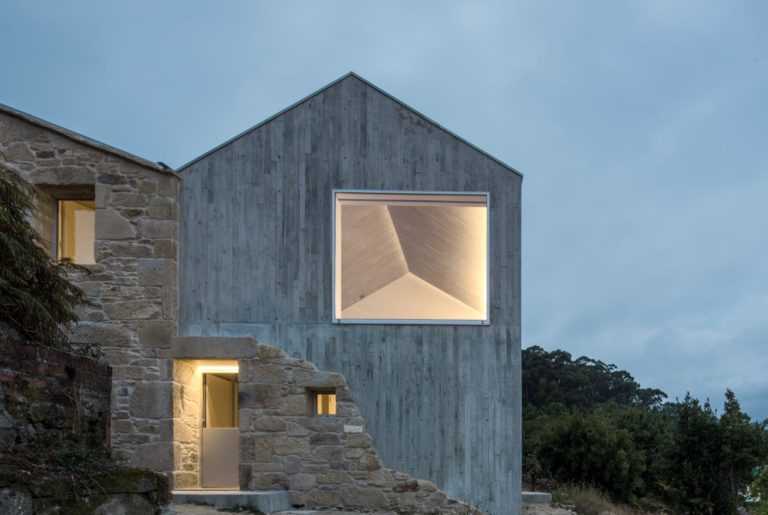 Legno e pietra, il restauro di una casa in Galizia