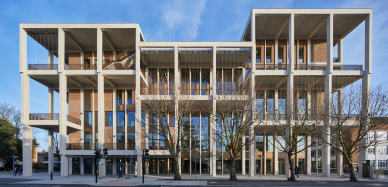 Town House, il “parco giochi” per studenti di Grafton Architects a Londra