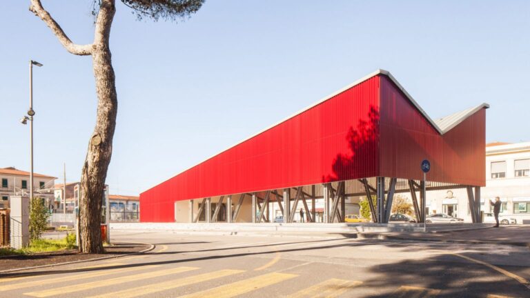 La loggia rossa di UNA2 per la piazza di Rosignano Marittimo