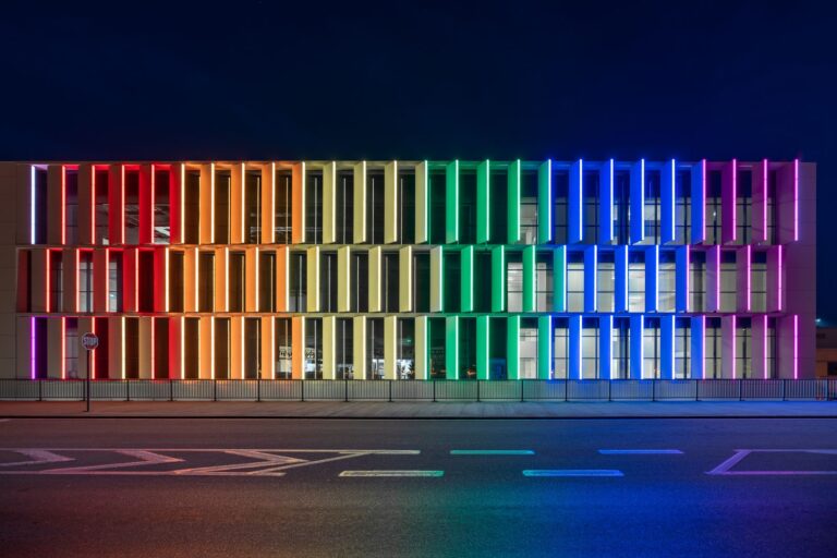 Un arcobaleno di LED per la facciata dell’Aeroporto di Atene