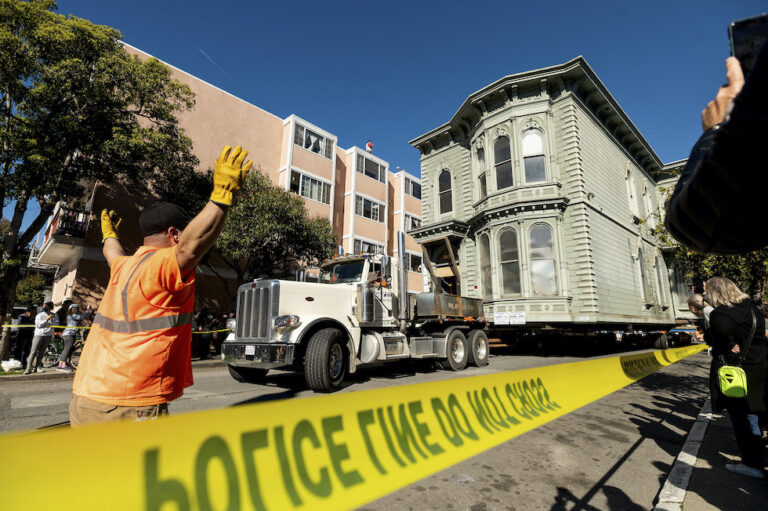 A San Francisco hanno spostato una casa vittoriana