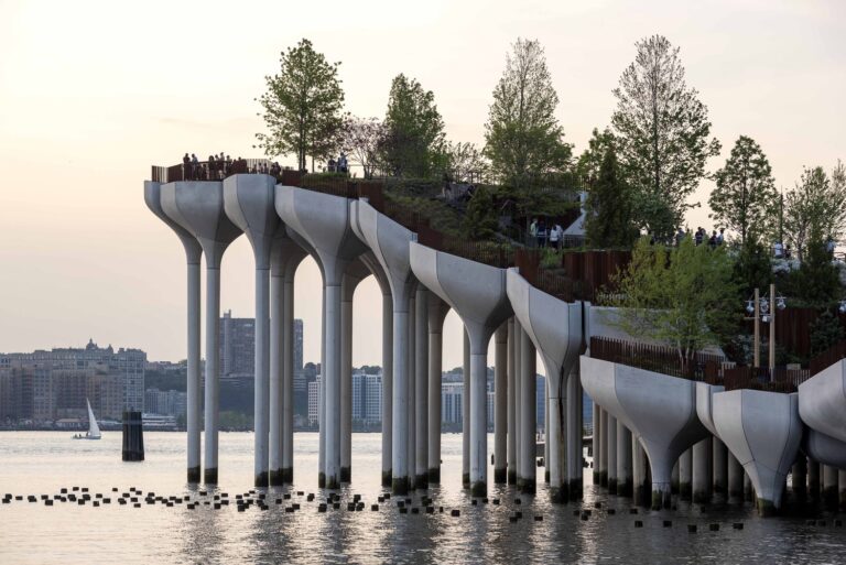 Little Island, l’isola giardino inaugura l’estate a New York