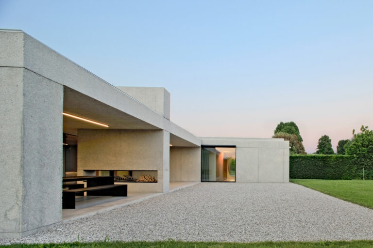 Minimalismo green: la villa nel verde di Mide Architetti
