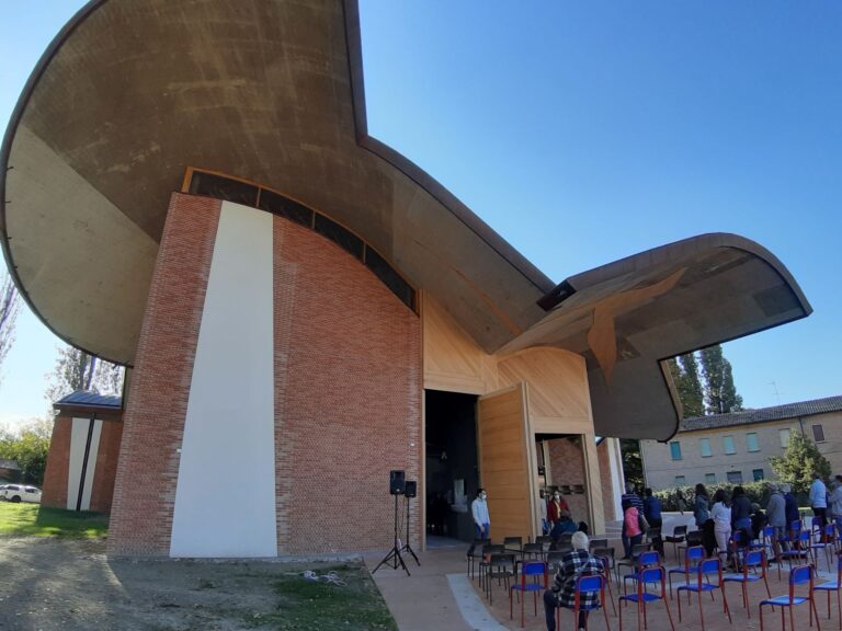 La nuova Chiesa di Benedetta Tagliabue a Ferrara punta sulla terracotta