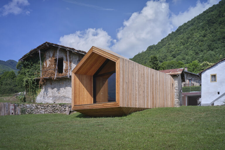 Lou Estela, l’ampliamento minimal di una casa ai piedi delle Alpi
