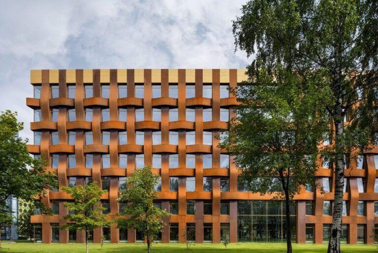 Gli uffici a intreccio di San Pietroburgo, così il Corten disegna l’architettura