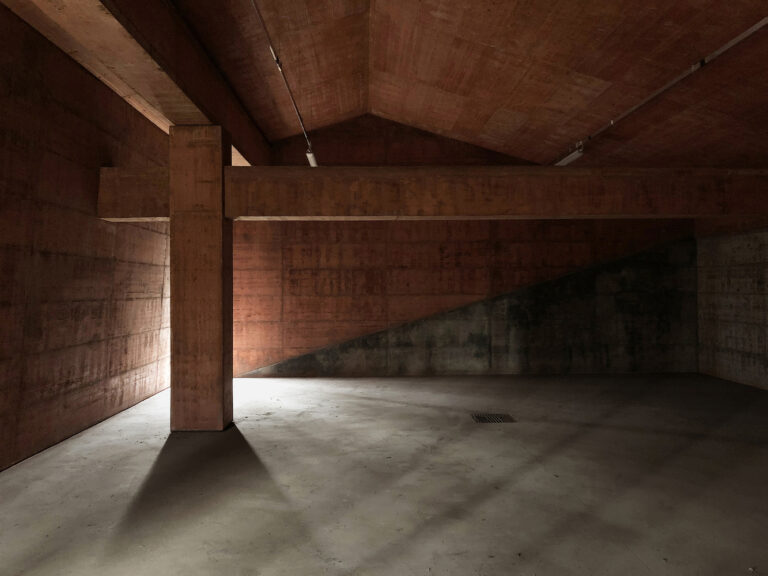 Il magazzino di cemento rosso di VG13 Architects ad Asti