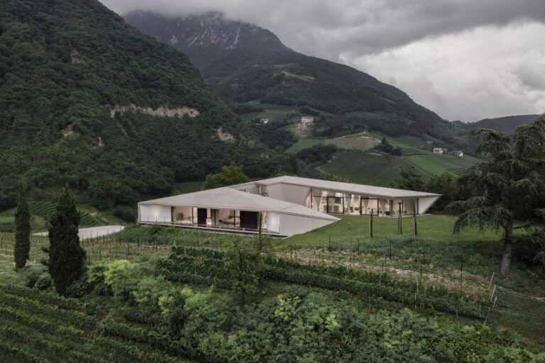 Vetro e cemento per la villa di Peter Pichler in un vigneto italiano