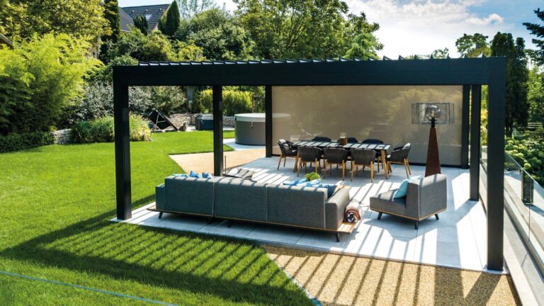 La pergola bioclimatica di Gibus crea un’oasi di relax in una villa a Budapest