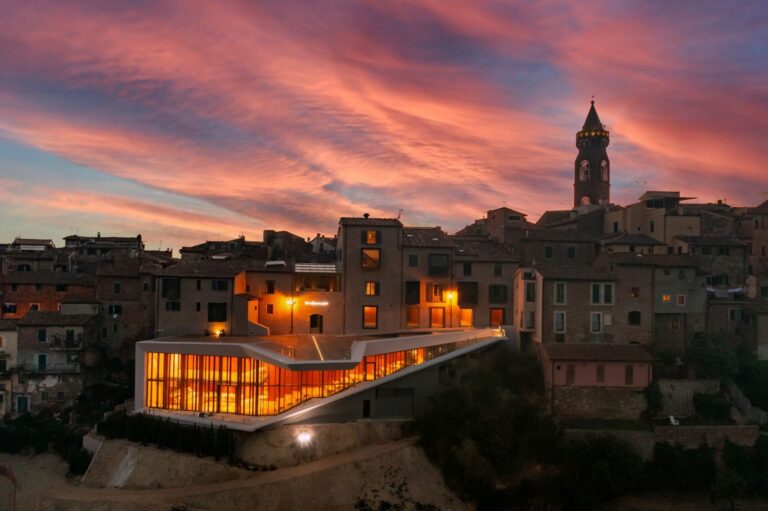 Palazzo Senza Tempo, la riqualificazione di Mario Cucinella a Peccioli