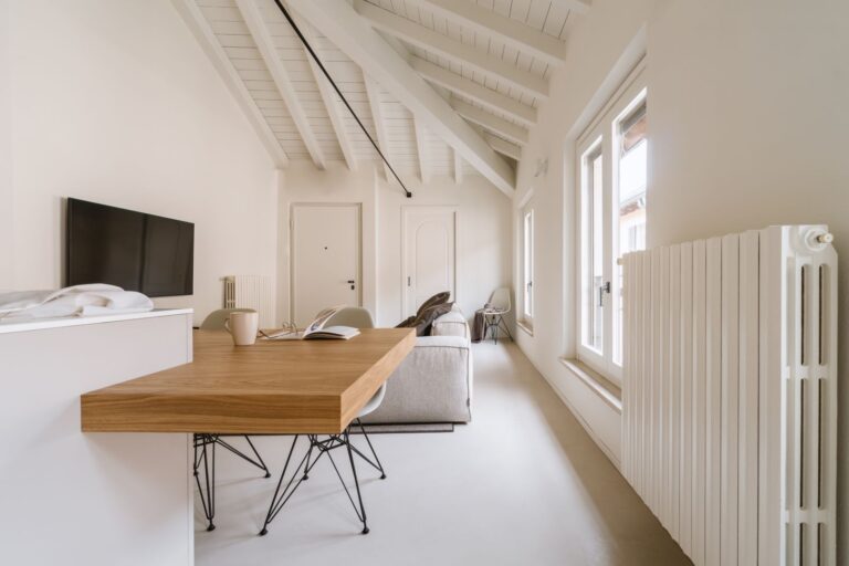 Casa Sazu, minimalismo luminoso per un appartamento a Brescia